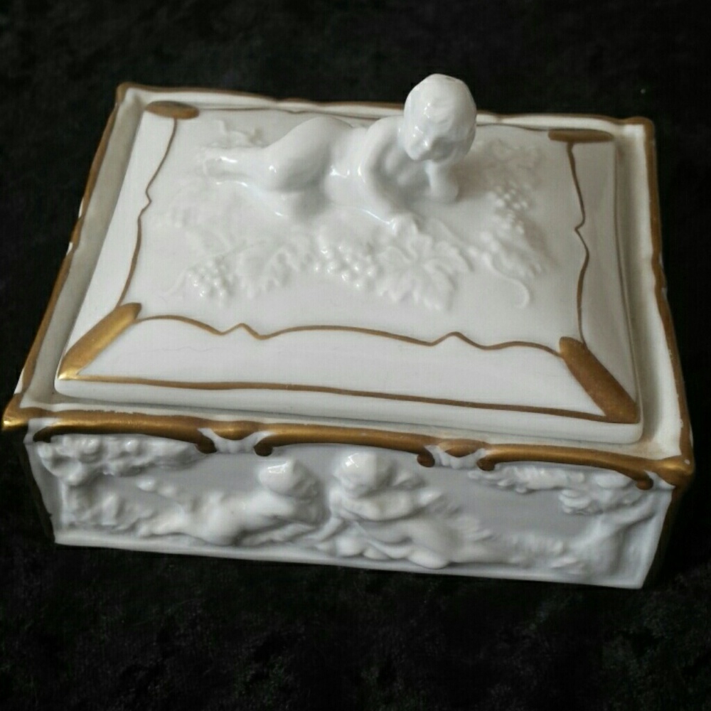 Von Schierholz porcelain trinket box